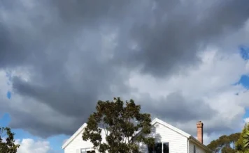 How does seasonal weather in Tasmania affect junk and rubbish removal practices in Hobart? Hobart Rubbish Services
